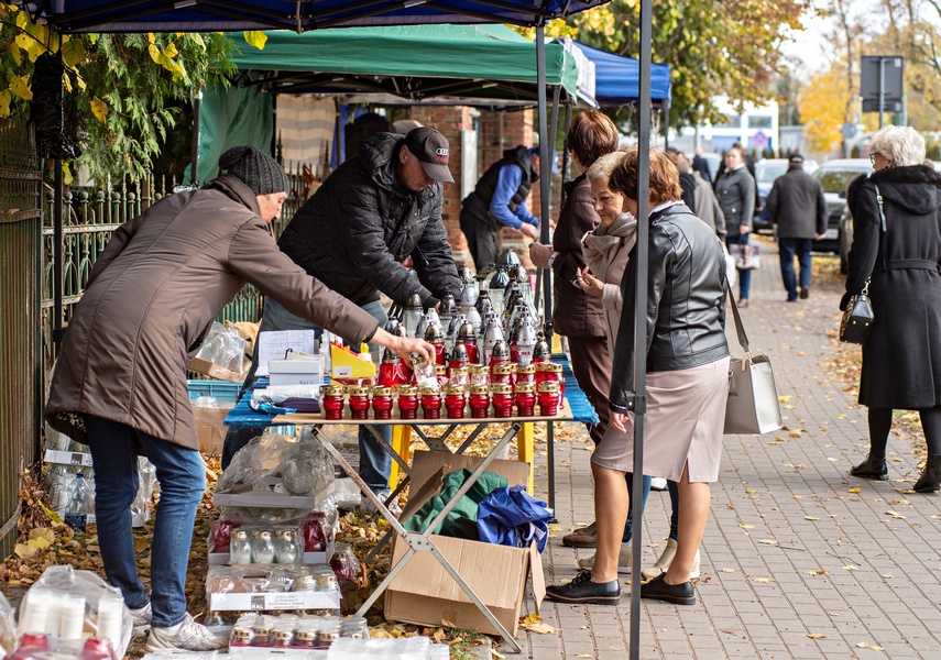 Elblążanie odwiedzają groby bliskich zdjęcie nr 318210