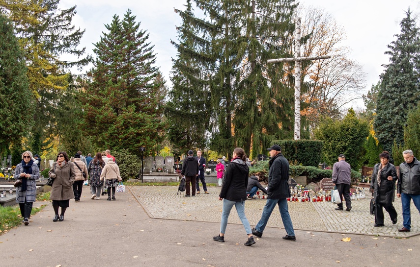 Elblążanie odwiedzają groby bliskich zdjęcie nr 318218