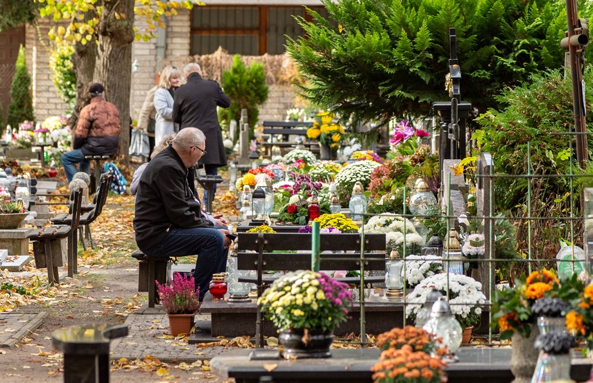 Elblążanie odwiedzają groby bliskich zdjęcie nr 318211