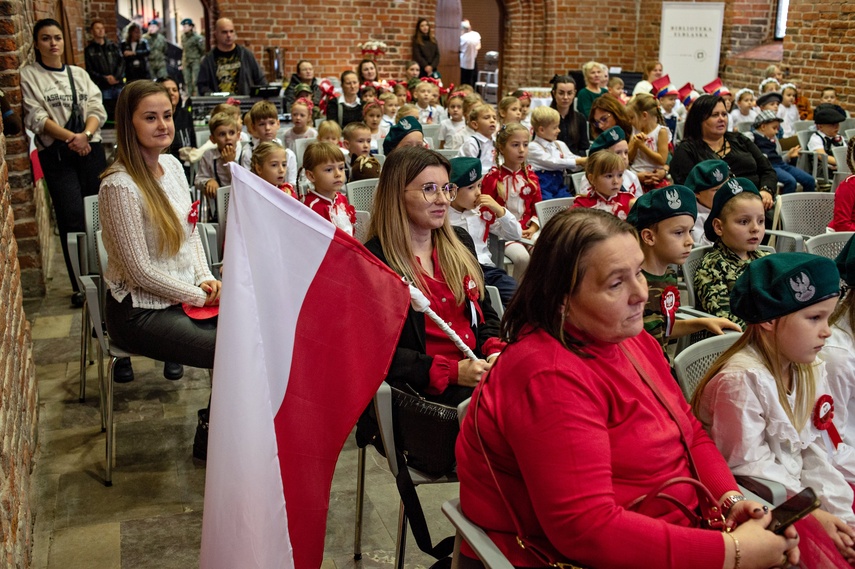 Przedszkolaki zaśpiewały o niepodległości zdjęcie nr 318327