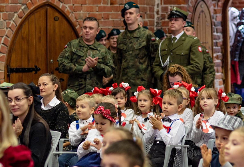 Przedszkolaki zaśpiewały o niepodległości zdjęcie nr 318313