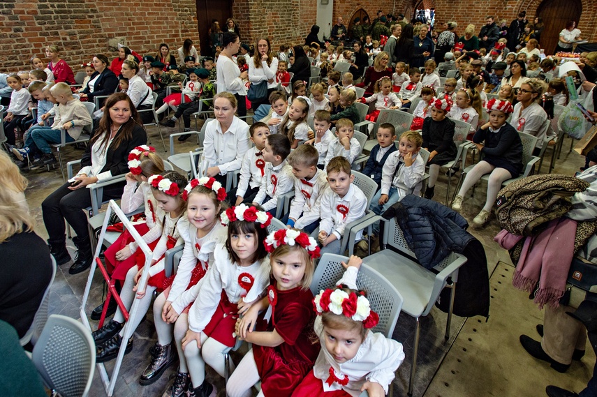 Przedszkolaki zaśpiewały o niepodległości zdjęcie nr 318308