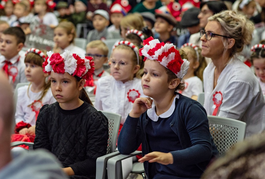 Przedszkolaki zaśpiewały o niepodległości zdjęcie nr 318312