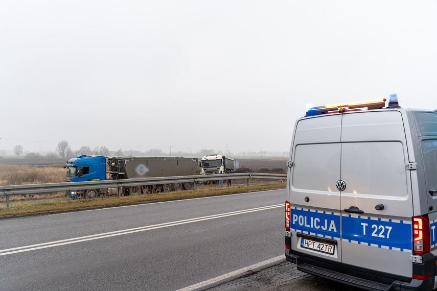 Wjechał w pojazd ciężarowy. Trafił do szpitala zdjęcie nr 323423