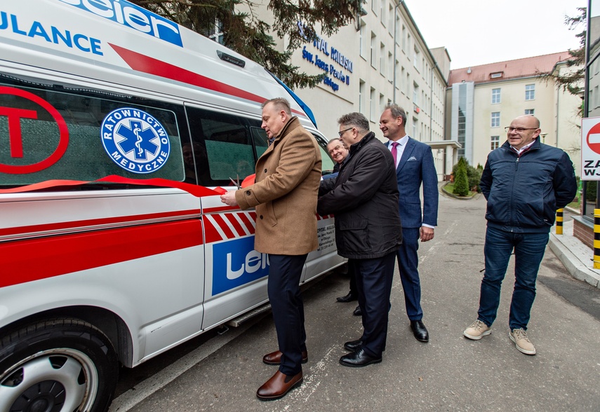 Ambulans w darze dla szpitala zdjęcie nr 324733