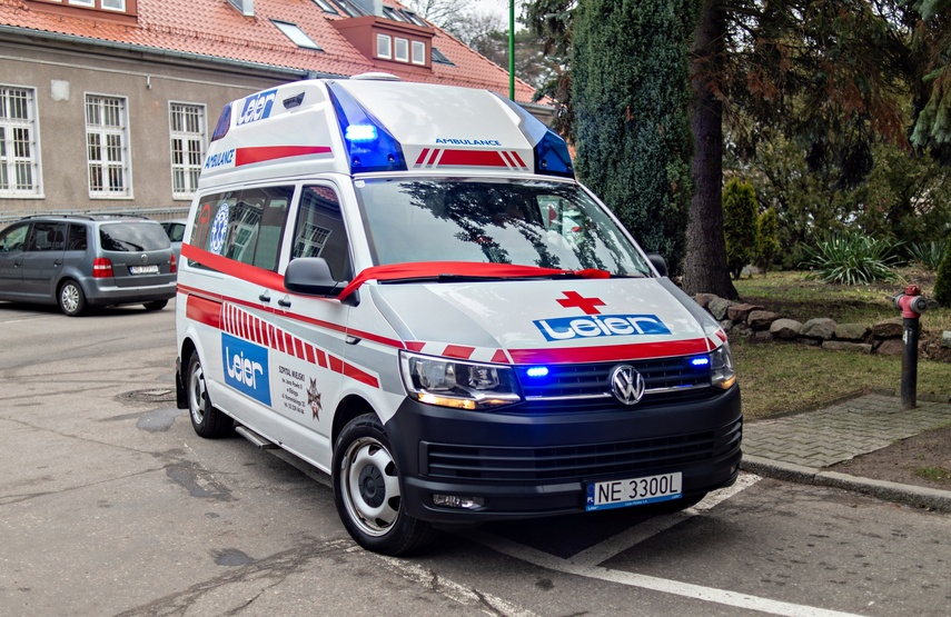 Ambulans w darze dla szpitala zdjęcie nr 324729