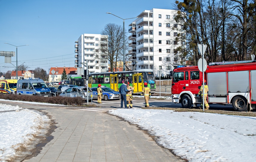 Zderzenie na rondzie zdjęcie nr 326042