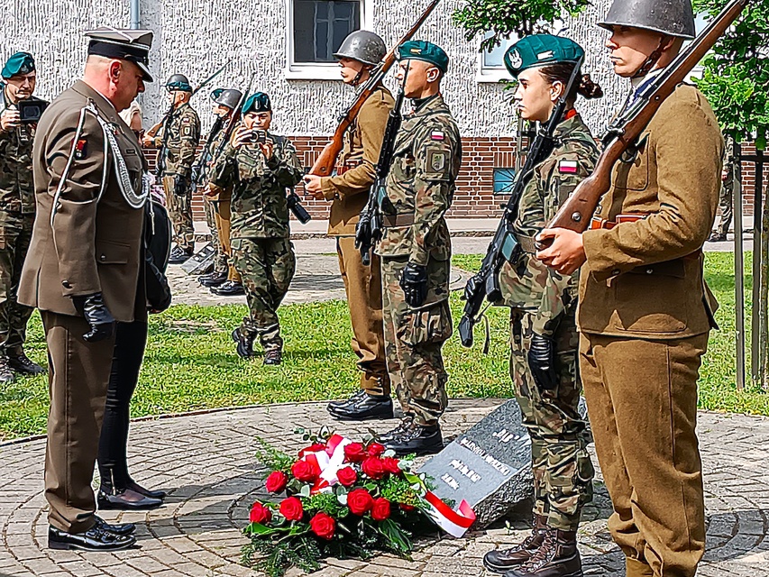 Pododdział z Westerplatte na święcie 16 pułku zdjęcie nr 332131