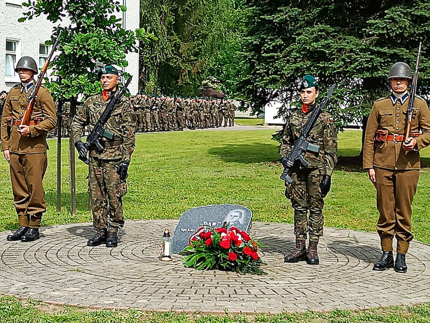 Pododdział z Westerplatte na święcie 16 pułku zdjęcie nr 332133