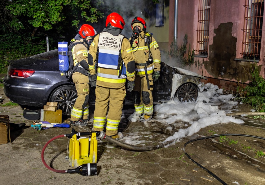 Nocny pożar auta zdjęcie nr 332291