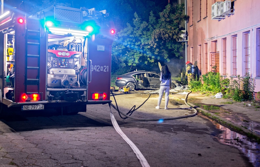 Nocny pożar auta zdjęcie nr 332297