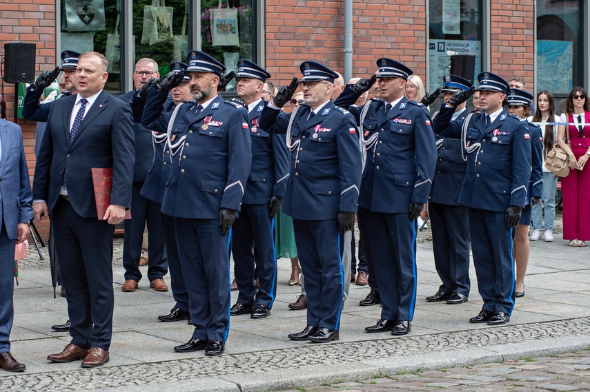 Świętują policjanci zdjęcie nr 333846