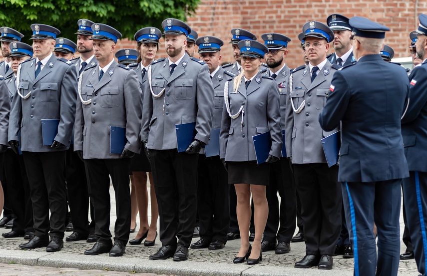 Świętują policjanci zdjęcie nr 333869
