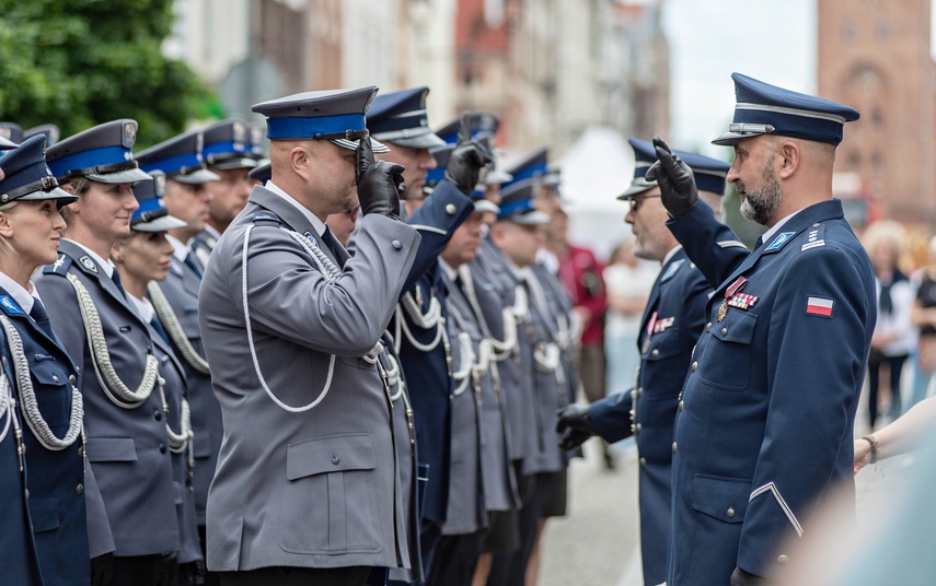 Świętują policjanci zdjęcie nr 333858
