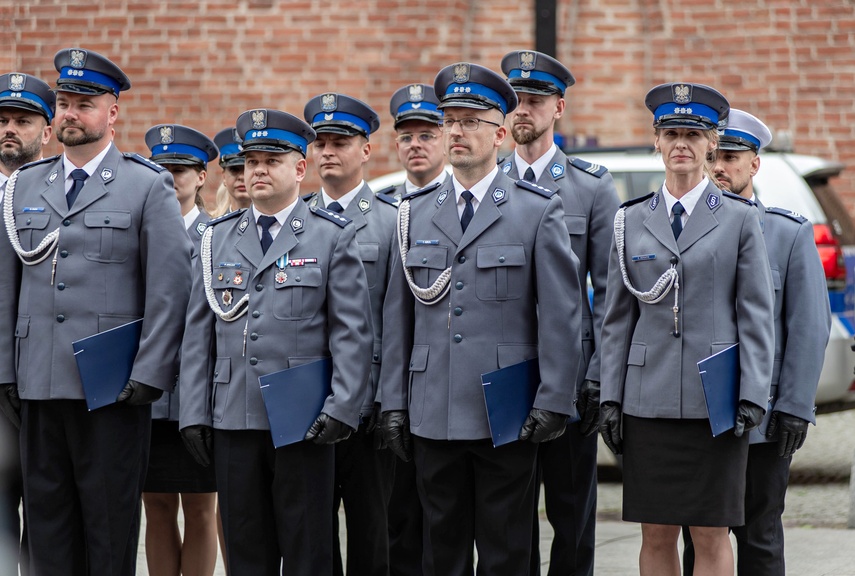 Świętują policjanci zdjęcie nr 333862