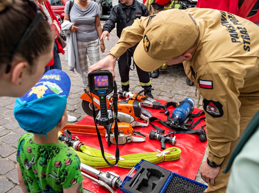 Świętują policjanci zdjęcie nr 333892