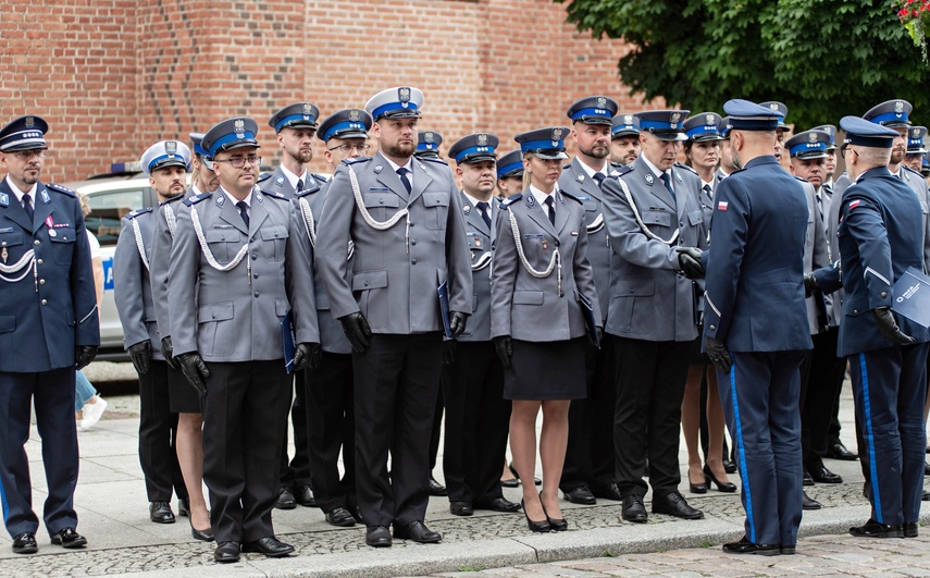 Świętują policjanci zdjęcie nr 333868