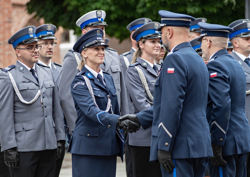 Świętują policjanci zdjęcie nr 333863