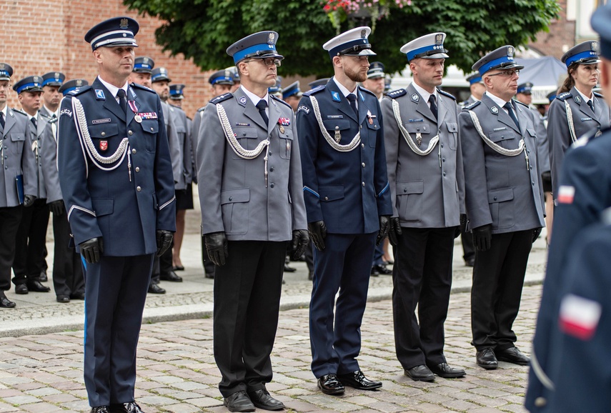 Świętują policjanci zdjęcie nr 333873