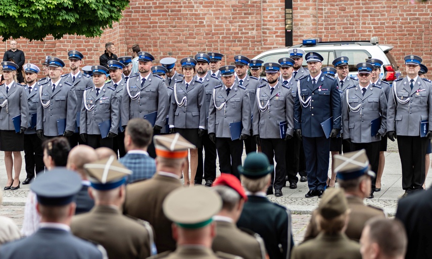 Świętują policjanci zdjęcie nr 333870
