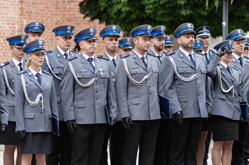Świętują policjanci zdjęcie nr 333865