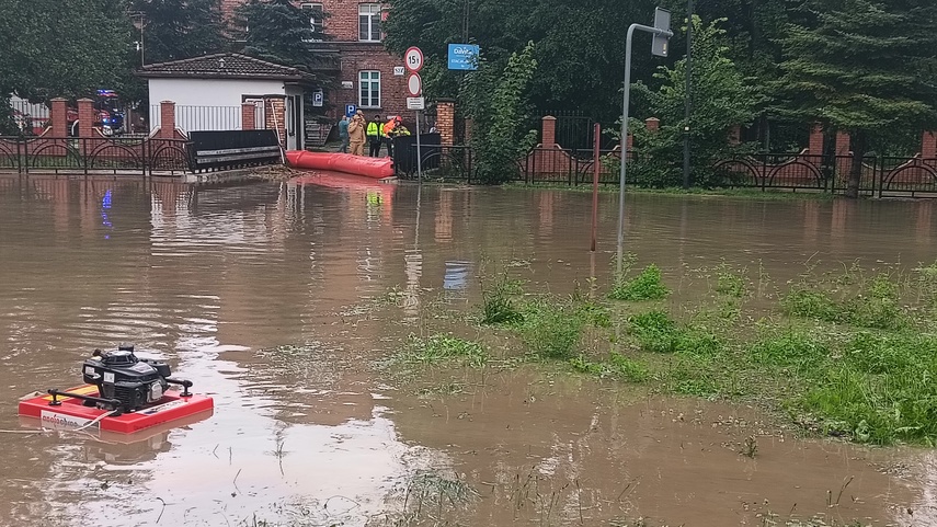 Kumiela też wylała, zalana ul. Związku Jaszczurczego zdjęcie nr 334518