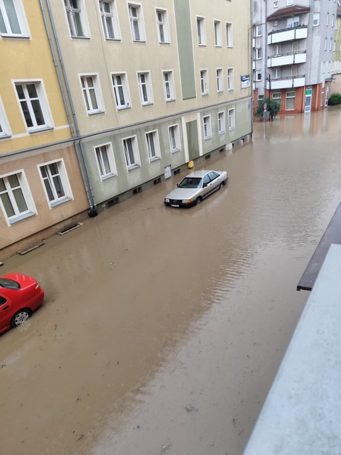 Kumiela też wylała, zalana ul. Związku Jaszczurczego zdjęcie nr 334497