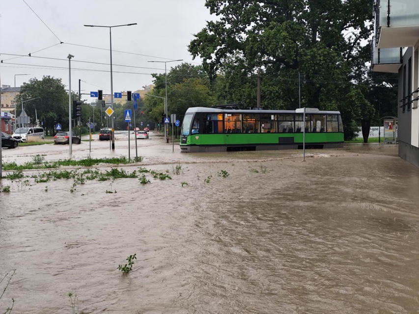 Kumiela też wylała, zalana ul. Związku Jaszczurczego zdjęcie nr 334502