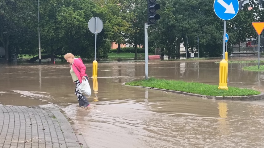 Kumiela też wylała, zalana ul. Związku Jaszczurczego zdjęcie nr 334531
