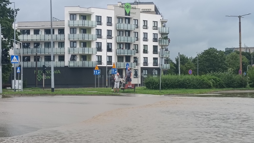 Kumiela też wylała, zalana ul. Związku Jaszczurczego zdjęcie nr 334529