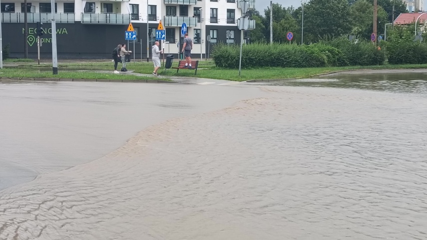 Kumiela też wylała, zalana ul. Związku Jaszczurczego zdjęcie nr 334528