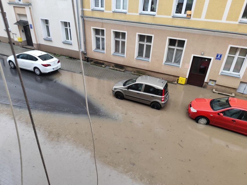 Kumiela też wylała, zalana ul. Związku Jaszczurczego zdjęcie nr 334496