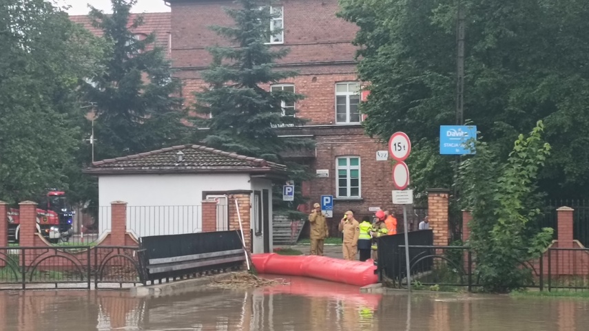 Kumiela też wylała, zalana ul. Związku Jaszczurczego zdjęcie nr 334517