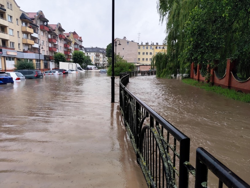 Kumiela też wylała, zalana ul. Związku Jaszczurczego zdjęcie nr 334501