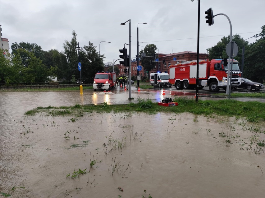 Kumiela też wylała, zalana ul. Związku Jaszczurczego zdjęcie nr 334506