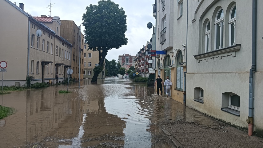 Kumiela też wylała, zalana ul. Związku Jaszczurczego zdjęcie nr 334508