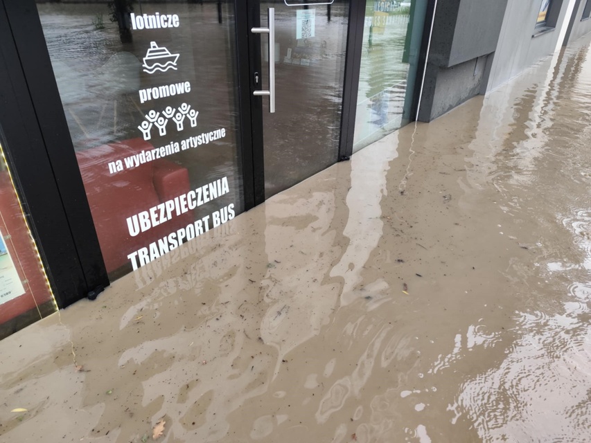Kumiela też wylała, zalana ul. Związku Jaszczurczego zdjęcie nr 334505