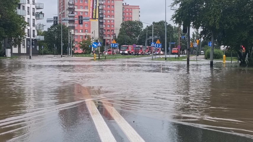 Kumiela też wylała, zalana ul. Związku Jaszczurczego zdjęcie nr 334527