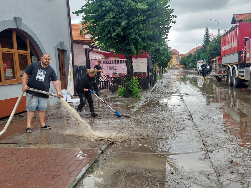 „Nie spaliśmy, nie mamy prądu, wody, nic...” zdjęcie nr 334541