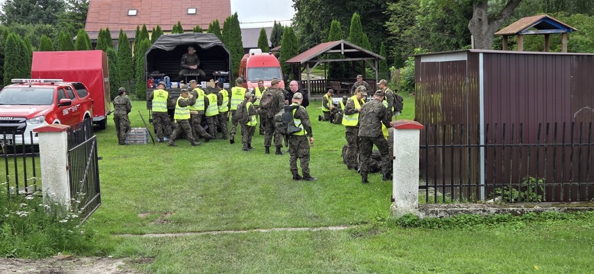 Ze śmigłowca łatają wyrwę w wale zdjęcie nr 334956