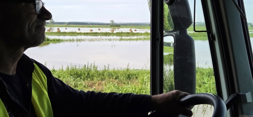 Ze śmigłowca łatają wyrwę w wale zdjęcie nr 334958