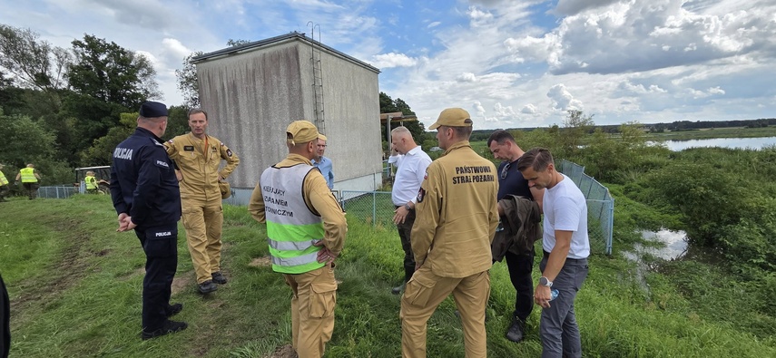 Ze śmigłowca łatają wyrwę w wale zdjęcie nr 334961