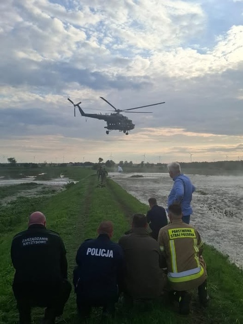Ze śmigłowca łatają wyrwę w wale zdjęcie nr 334955
