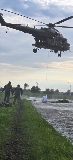 Ze śmigłowca łatają wyrwę w wale zdjęcie nr 334964