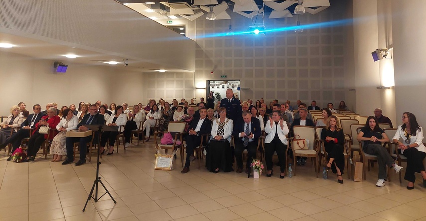"Służba ponad własne korzyści" zdjęcie nr 337074