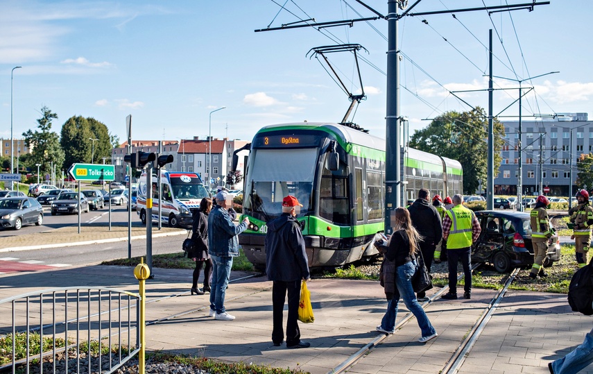 Kolizja z tramwajem na rondzie Zamech zdjęcie nr 337385 Kolizja z tramwajem na rondzie Zamech zdjęcie nr 337385