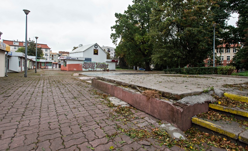 Więcej zieleni koło czołgu zdjęcie nr 337576