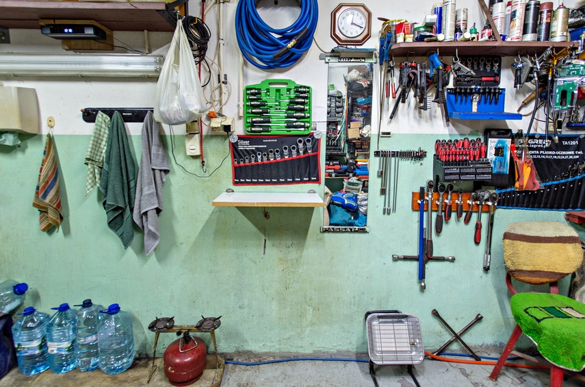 70-latek od pół roku mieszka w garażu, bez wody i ogrzewania zdjęcie nr 338085 70-latek od pół roku mieszka w garażu, bez wody i ogrzewania zdjęcie nr 338085