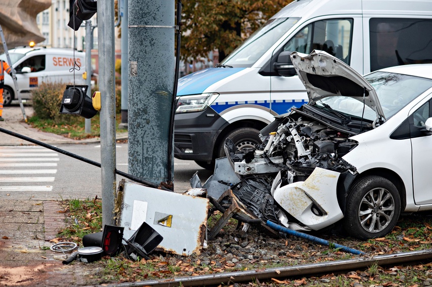 Próbował uniknąć zderzenia, uderzył w słup zdjęcie nr 338490 Próbował uniknąć zderzenia, uderzył w słup zdjęcie nr 338490