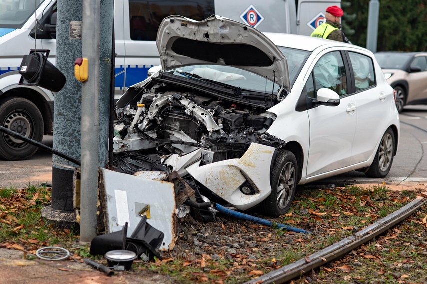 Próbował uniknąć zderzenia, uderzył w słup zdjęcie nr 338486 Próbował uniknąć zderzenia, uderzył w słup zdjęcie nr 338486